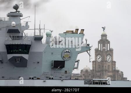 Liverpool, Großbritannien. Februar 2020. Flugzeugträger der "HMS Prince of Wales" auf dem Fluss Mersey. Das große Schiff kam heute früher in Merseyside an und ist von Seacombe im Wirral mit dem Royal Lever Building im Hintergrund abgebildet. Liverpool, Großbritannien Freitag, 28. Februar 2020. Bild von Chris Stading Credit: Andrew Orchard Sportfotografie/Alamy Live News Stockfoto