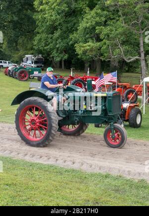 Hesston Indiana USA, 31. August 2019; ein Mann fährt während der Hesston-Dampftage an Reihen anderer antiker Traktoren vorbei Stockfoto