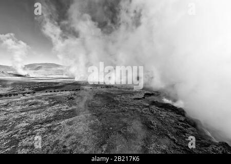 Eine Reihe von Geysiren emittieren Dampf bei Sonnenaufgang, El Tatio Geyser Field, Anden Mountains, Altiplano, Atacama-Wüste, Antofagasta, Chile, schwarz-weiß Stockfoto