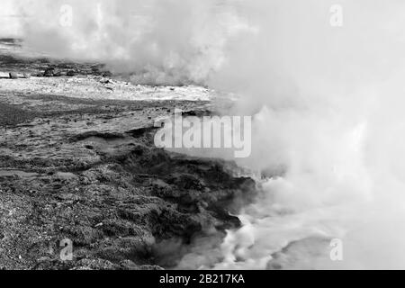 Nahaufnahme von Dampf aus kochendem Geysir, El Tatio Geyser Field, Anden Mountains, Altiplano, Atacama-Wüste Antofagasta, Chile, schwarz-weiß Stockfoto