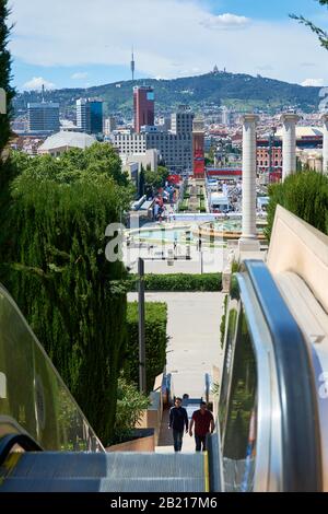 Barcelona, SPANIEN - 13. MAI 2017: Mechanische Treppe auf Montjuic. Blick auf die Stadt mit verschiedenen ikonischen Gebäuden und Orten. Stockfoto