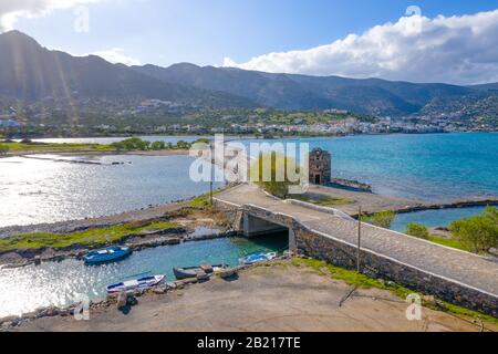 Den berühmten Kanal von Elounda mit den Ruinen der alten Brücke, Kreta, Griechenland. Stockfoto