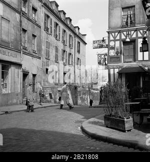 50er Jahre, Paris, Frankreich, gepflasterte Straße und Gebäude in der Montmartre-Gegend der Pariser Stadt, berühmt für seine Straßenkünstler und Kirche, Sacre Coeur. Bild zeigt die Ecke Rue des Saules und Rue S. Ristque und das Restaurant, Entree des Jardins. Stockfoto