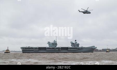 Die "HMS Prince of Wales" wurde auf dem River Mersey in Liverpool bei ihrem ersten öffentlichen Ausflug am 28. Februar 2020 gesehen. Stockfoto