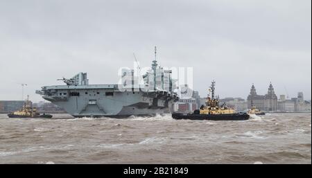 Die "HMS Prince of Wales" wurde auf dem River Mersey in Liverpool bei ihrem ersten öffentlichen Ausflug am 28. Februar 2020 gesehen. Stockfoto