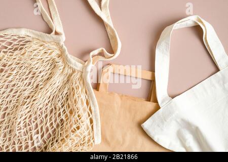 Kraft Papiertasche, aus Baumwolltasche und Netztasche - Draufsicht. Verschiedene umweltfreundliche Einkaufstaschen. Null-Abfall-Konzept Stockfoto