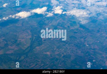 Malerische Luftaufnahme mit fliegendem Flugzeug im Kreis Bihor, im Westen Rumäniens. Siebenbürgisches Apuseni-Gebirge, Seen am Fluss Crișul Repede, weiße Wolken Stockfoto