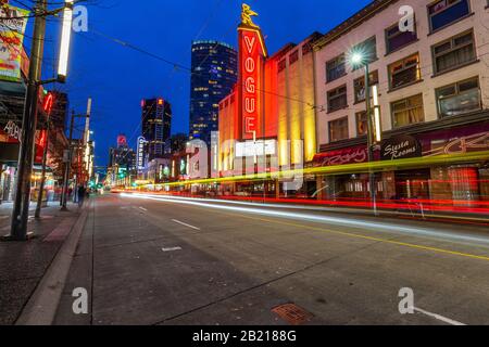 Downtown Vancouver, British Columbia, Kanada - 22. Februar 2020: Nachtansicht eines Hauptstreifens in der Modernen Stadt, Granville St, wo die meisten Nachtclubs sind Stockfoto