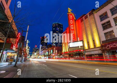 Downtown Vancouver, British Columbia, Kanada - 22. Februar 2020: Nachtansicht eines Hauptstreifens in der Modernen Stadt, Granville St, wo die meisten Nachtclubs sind Stockfoto