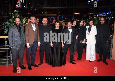 Berlinale Palast, Potsdamer Platz, Berlin, Deutschland. Februar 2020. Werfen Sie Posen auf den roten Teppich bei der "THERE IS NO EVIL"-Vorführung (Sheytan Vojud Nadarad). Abgebildet: Ashkan Ashkani, Baran Rasolof, Jila Shahi, Shaghayegh Shourian, Mohammad Hossein Valizadegan, Kaveh, Farnam, Farzad Pak. Bild nach Gutschrift: Julie Edwards/Alamy Live News Stockfoto