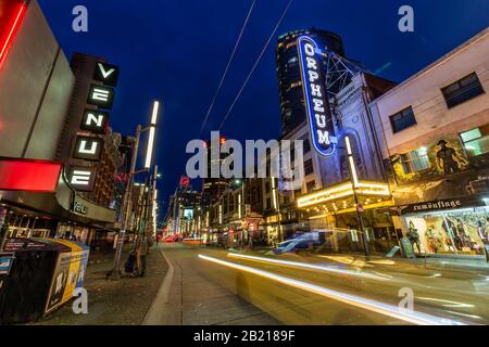 Downtown Vancouver, British Columbia, Kanada - 22. Februar 2020: Nachtansicht eines Hauptstreifens in der Modernen Stadt, Granville St, wo die meisten Nachtclubs sind Stockfoto