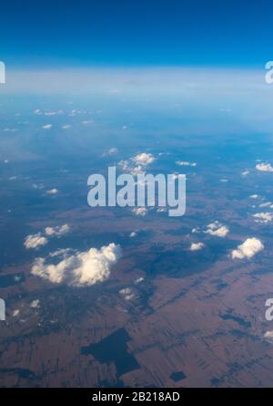 Luftaufnahme des nördlichen Teils der Großen ungarischen Tiefebene unter netten kleinen weißen Wolken, die vom fliegenden Flugzeug aus gesehen werden Stockfoto