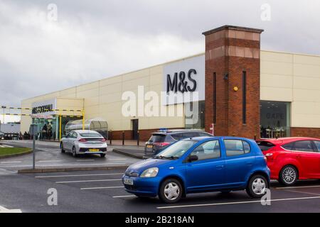 Februar 2020 Den großen Parkplatz im Bloomfield Shopping Center Bangor am Eingang zum Marks and Spencer-Laden. Stockfoto