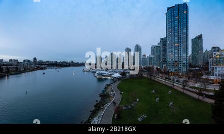 Downtown Vancouver, British Columbia, Kanada. Schöne Panoramasicht Auf Moderne Stadtgebäude in False Creek während einer bunten blauen Stunde Sonne Stockfoto