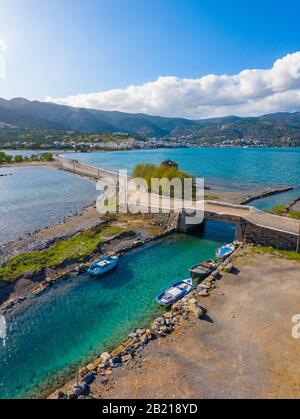 Den berühmten Kanal von Elounda mit den Ruinen der alten Brücke, Kreta, Griechenland. Stockfoto