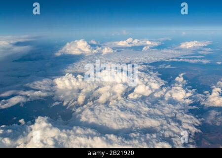 Flauschige weiße Wolken in der Atmosphäre, die von oben von einem Flugzeug über Nordpolen, Mitteleuropa, erfasst wurden Stockfoto
