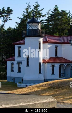 Malerische Aussicht auf den Leuchtturm von Admiralty Head, Fort Casey State Park, in der Nähe von Coupéville, Island County, Whidbey Island, Washington, USA Stockfoto