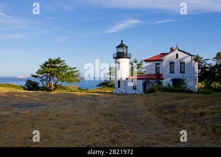 Malerische Aussicht auf den Leuchtturm von Admiralty Head, Fort Casey State Park, in der Nähe von Coupéville, Island County, Whidbey Island, Washington, USA Stockfoto