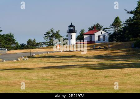 Malerische Aussicht auf den Leuchtturm von Admiralty Head, Fort Casey State Park, in der Nähe von Coupéville, Island County, Whidbey Island, Washington, USA Stockfoto