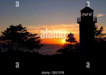 Blick auf den Sonnenuntergang auf den Leuchtturm von Admiralty Head, Fort Casey State Park, in der Nähe von Coupéville, Island County, Whidbey Island, Washington, USA Stockfoto