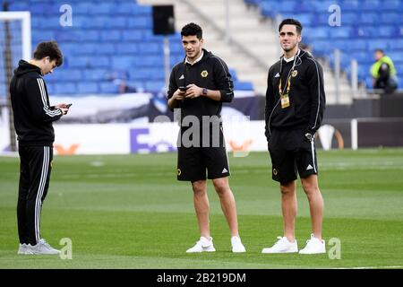 BARCELONA, 27-02-2020. UEFA Europa League, 1/16. RCD Espanyol - Wolverhampton Wanderers. Raul Jimenez und Leonardo Campana von den Wolverhampton Wanderers Stockfoto