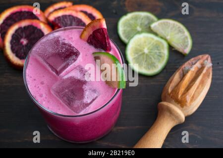 Kokosblut Orange Margarita: Ein Tequila-Cocktail aus Blutorange, Limette und Kokosnuss Stockfoto