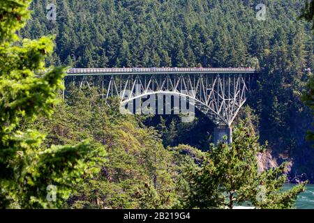 Eine malerische Aussicht auf die Deception Pass Bridge auf der Washington State Route 20, die Whidbey Island mit Fidalgo Island im US-Bundesstaat Washington verbindet Stockfoto