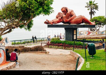 Lima, PERU - JANUAR 2020 El Parque del Amor in Miraflores, Lima, Peru. Die Statue El Baso The Kiss wurde von Victor Delfin geschaffen. Stockfoto