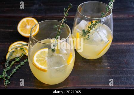 Meyer Lemon und Thymian Bees Knien: Eine aktualisierte Version eines klassischen Gin-Cocktails mit Honig, Meyer-Zitronen und frischem Thymian Stockfoto