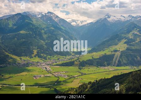 Luftbild der Stadt Kaprun in Österreich. Stadt umgeben von Bergen der Alpen. Ansicht von oben. Stockfoto