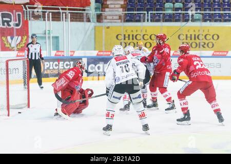 Rapperswil-Jona, St.Galler Kantonalbank Arena, Eishockey NL: SC, USA. Februar 2020. Rapperswil-Jona Lakers - HC Lugano, # 96 David McIntyre (Lugano) erzielt 2:1 für Lugano gegen # 60 Torhüter Melvin Nyffeler (Lakers) mit # 10 Alessio Bertaggia (Lugano). Gutschrift: SPP Sport Presse Foto. /Alamy Live News Stockfoto