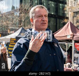 New York, NY - 28. Februar 2020: Bürgermeister Bill de Blasio verteilt wiederverwendbare Taschen an New Yorker, bevor das Plastiksackverbot am 1. März auf dem Union Square in Kraft tritt Stockfoto