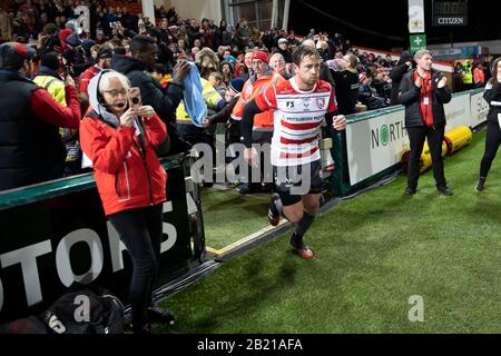 Redaktionelle VERWENDUNG NUR Danny Cipriani trägt ein Gedenkhemd, das heute Abend mit den Worten "Sei Freundlich" geprägt wurde???s Spiel gegen Sale Sharks, in Erinnerung an Caroline Flack. Stockfoto