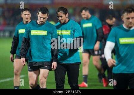 Redaktionelle VERWENDUNG NUR die Rugby-Teamkollegen von Gloucester tragen heute Abend die Oberteile der Samariter???s Spiel gegen Sale Sharks, in Erinnerung an Caroline Flack. Stockfoto