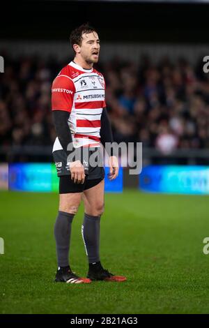 Redaktionelle VERWENDUNG NUR Danny Cipriani trägt ein Gedenkhemd, das heute Abend mit den Worten "Sei Freundlich" geprägt wurde???s Spiel gegen Sale Sharks, in Erinnerung an Caroline Flack. Stockfoto