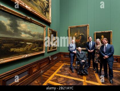 Dresden, Deutschland. Februar 2020. Michael Kretschmer (CDU, l.), Ministerpräsident von Sachsen, Mark Rutte (3. Von links), Ministerpräsident der Niederlande, Taco Dibbbits (r.), Direktor des Rijksmuseums Amsterdam, und Marion Ackermann (2. Von rechts)), Generaldirektor der staatlichen Kunstsammlungen, stehen bei Wolfgang Schäuble, Präsident des Deutschen Bundestages (2. Von links) vor den Gemälden Rembrandts während einer Führung zur Wiedereröffnung der Bildergalerie Alte Meister und der Sammlung Skulpturen nach mehrjähriger allgemeiner Restaurierung. Credit: Dpa-Bildbündnis / Alamy Live News Cred Stockfoto