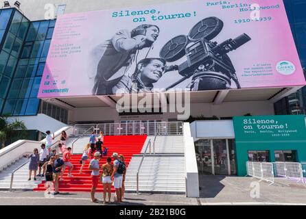 Cannes, Frankreich - 14. August 2018: Touristen befinden sich in der Nähe des Palais des Festivals et des Congres, es ist ein Kongresszentrum, der Austragungsort des Films von Cannes Stockfoto