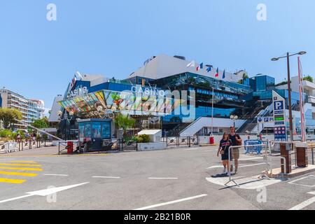 Cannes, Frankreich - 14. August 2018: Touristen gehen in der Nähe des Palais des Festivals et des Congres in Cannes Stockfoto