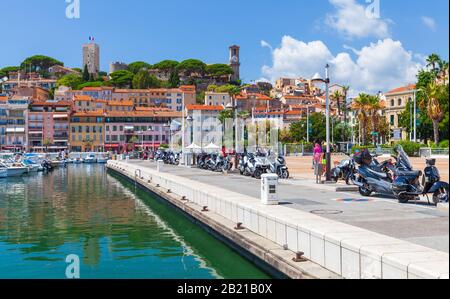 Cannes, Frankreich - 14. August 2018: Blick auf die Küste von Cannes am sonnigen Sommertag, normale Menschen gehen die Straße in der Nähe des alten Hafens Stockfoto