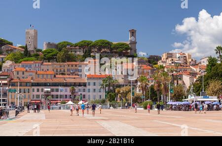 Cannes, Frankreich - 14. August 2018: Touristen gehen am sonnigen Tag in Esplanade Pantiero in Cannes Stockfoto