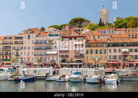 Cannes, Frankreich - 14. August 2018: Blick auf die Küste von Cannes am sonnigen Sommertag, die Menschen gehen die Straße in der Nähe des alten Hafen mit Wasserfahrzeugen Stockfoto