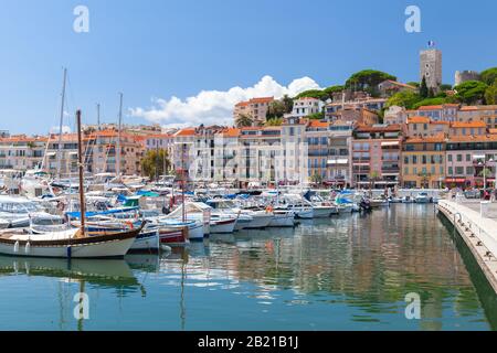 Cannes, Frankreich - 14. August 2018: Marina von Cannes am sonnigen Sommertag gehen normale Menschen auf die Straße Stockfoto