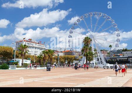 Cannes, Frankreich - 14. August 2018: Touristen gehen bei Esplanade Pantiero in der Nähe von Ferris Wheel Stockfoto