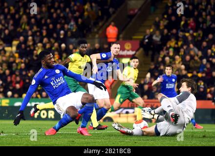 Der Kelechi Iheanacho (links) von Leicester City hat einen Schuss, den Norwich City Torhüter Tim Krul während des Premier-League-Spiels in der Carrow Road, Norwich, ersparte. Stockfoto