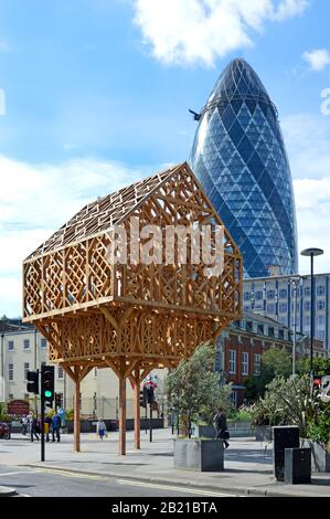 Paleys upon Pilers Holzrahmenbau aus Lärchenholz an der Stelle, an der Geoffrey Chaucer das Aldgate Gherkin Wahrzeichen Wolkenkratzer Bürogebäude London UK bewohnte Stockfoto