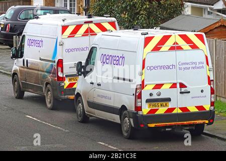 Seitenansicht und Rückansicht von zwei Openreach BT-Tochterwagen, die in Wohnhäusern außerhalb von Häusern geparkt wurden, die für den Breitbanddienst Essex England UK arbeiten müssen Stockfoto