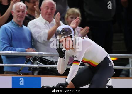 Berlin, Deutschland. Februar 2020. Emma Hinze aus Deutschland feiert den Sieg im Sprint Der Frauen am 3. Tag der Weltmeisterschaft der Radfahrbahn, auf Dem Veledrom, Berlin Deutschland. 28. Februar 2020 (Foto von Mitchell Gunn/Espa-Images) Credit: European Sports Photographic Agency/Alamy Live News Stockfoto