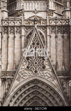 Rosettenfenster und skulptierte Filigrees an der Vorderseite einer gotischen Kathedrale Stockfoto