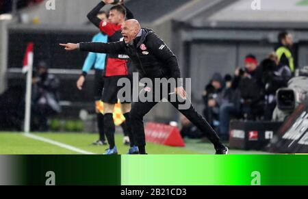 Düsseldorf, Deutschland. Februar 2020. Firo: 28.02.2020 Fußball, 2019/2020 1.Bundesliga: Fortuna Düsseldorf. Düsseldorf - Hertha BSC Berlin Geste, Trainer Uwe Rosler weltweite Nutzung Credit: Dpa / Alamy Live News Stockfoto