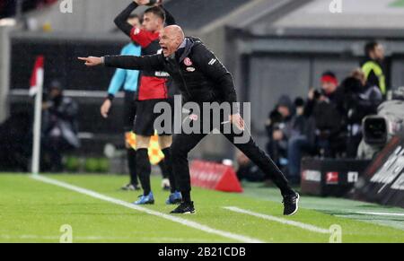 Düsseldorf, Deutschland. Februar 2020. Firo: 28.02.2020 Fußball, 2019/2020 1.Bundesliga: Fortuna Düsseldorf. Düsseldorf - Hertha BSC Berlin Geste, Trainer Uwe Rosler weltweite Nutzung Credit: Dpa / Alamy Live News Stockfoto